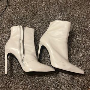 Tony bianco Freddie white ankle boot size 8.5